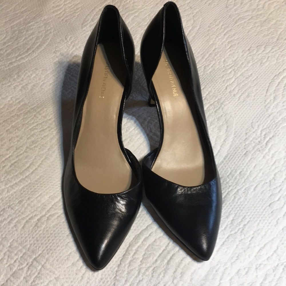 Saks fifth avenue black leather pumps. S-10